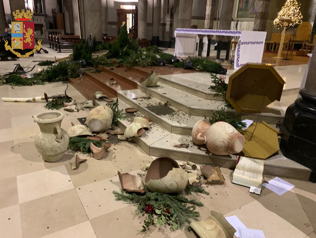 Distrugge gli arredi della chiesa e minaccia i fedeli, 58enne arrestato