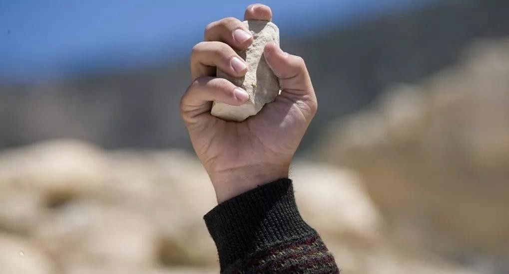 Aggredisce il vicino di casa con una pietra