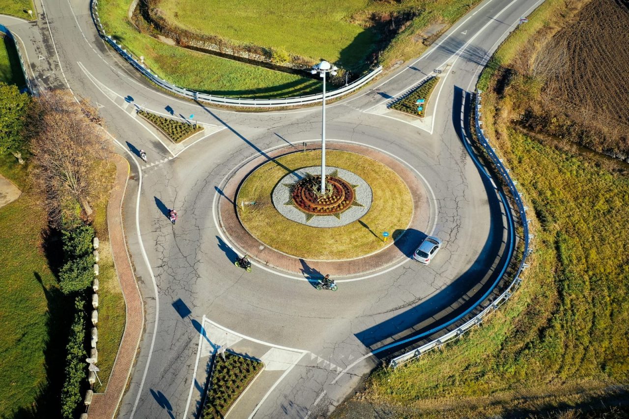 Nuovi arredi floreali a Bollengo, la città si fa più bella