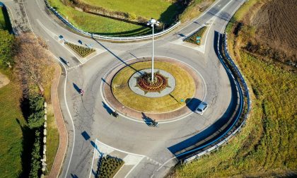 Nuovi arredi floreali a Bollengo, la città si fa più bella