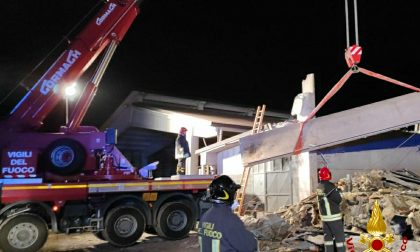 Crolla una stalla 120 mucche intrappolate sotto le macerie