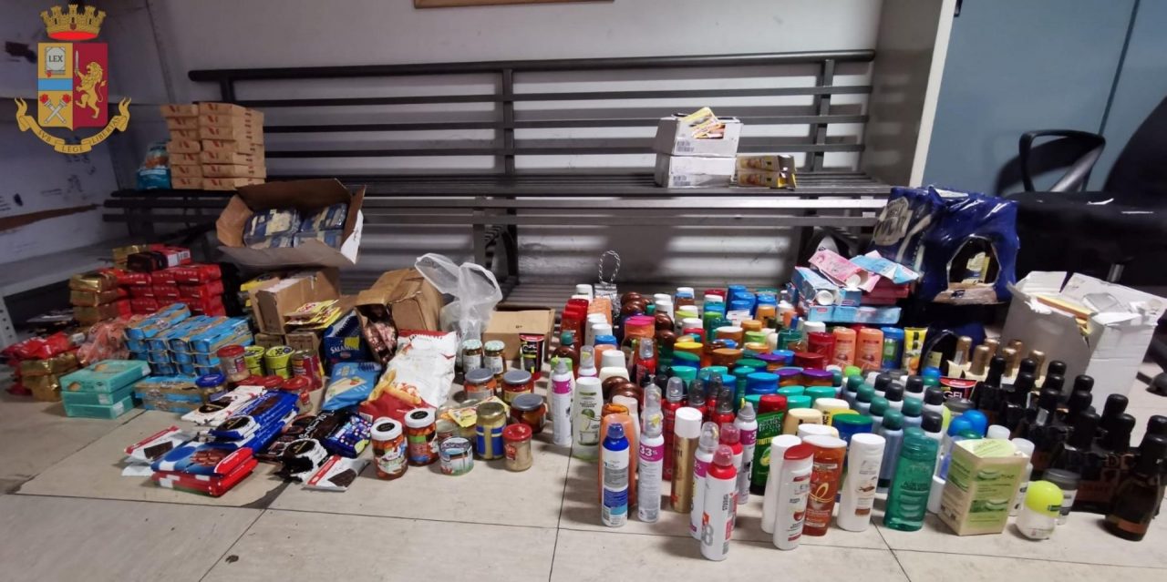 Un cassonetto dell’immondizia con merce rubata… trasporto speciale a Capodanno