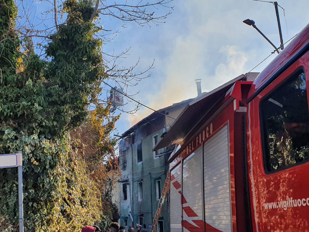 Tetto in fiamme in centro a Forno Canavese