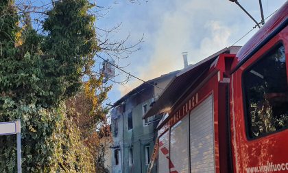 Tetto in fiamme in centro a Forno Canavese