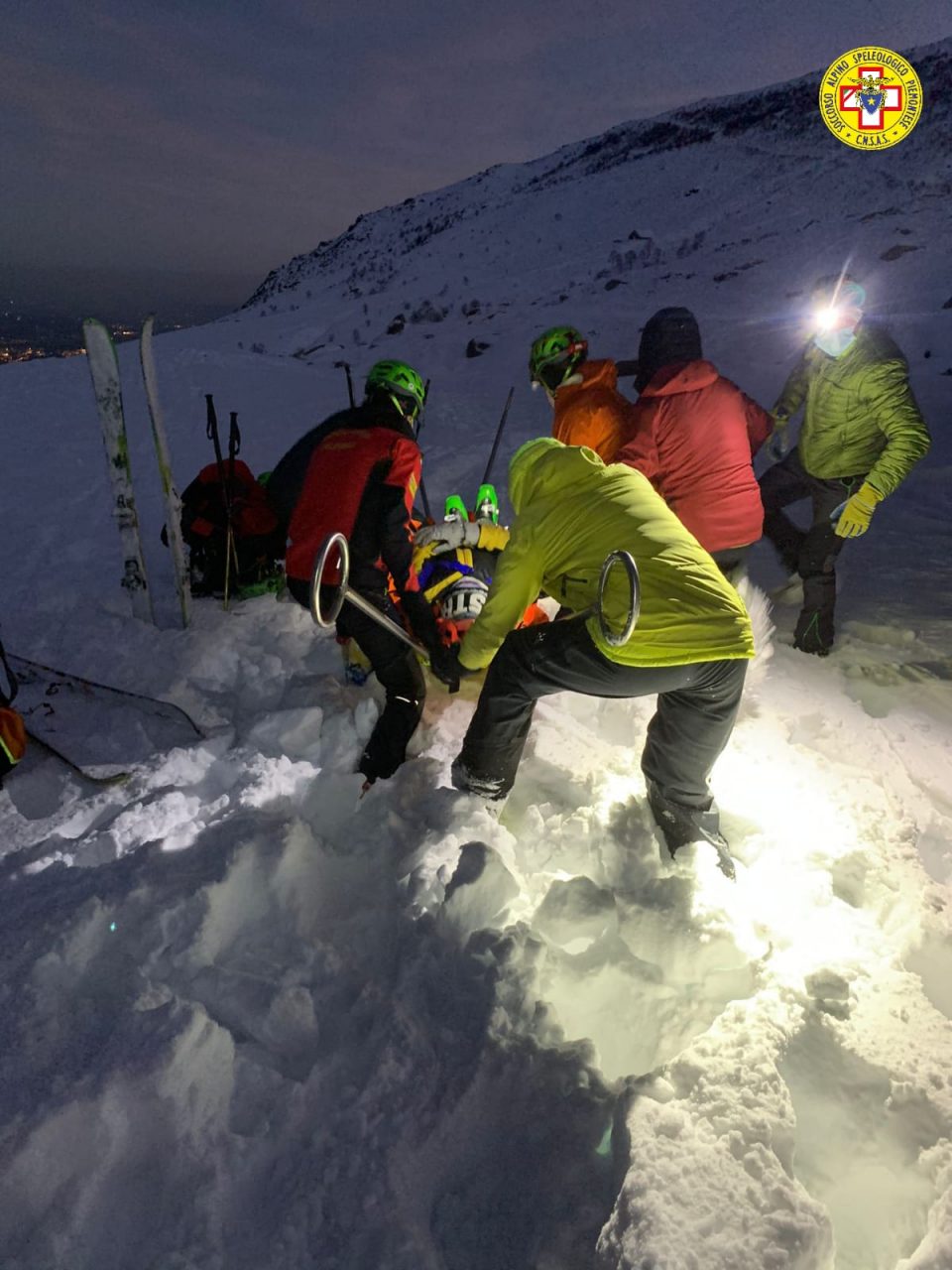Scialpinista infortunata in Valchiusella, portata in salvo sul toboga coprendo 500 metri di dislivello