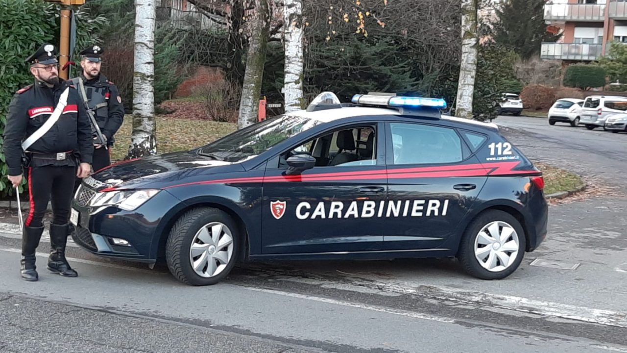 Aggredisce la ex e le morde una guancia, arrestato