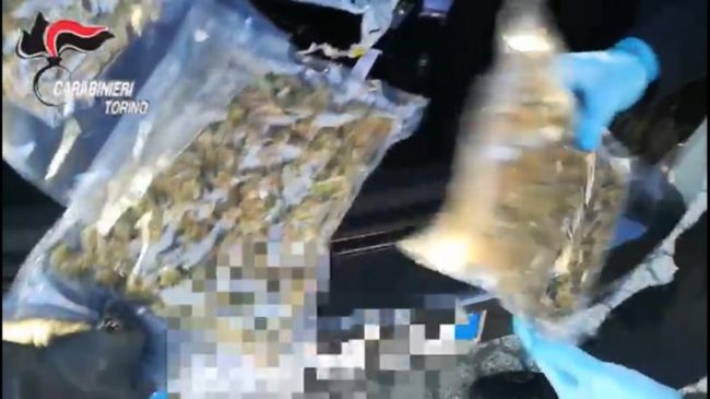 Va in caserma per sporgere denuncia con la droga negli slip e viene arrestato