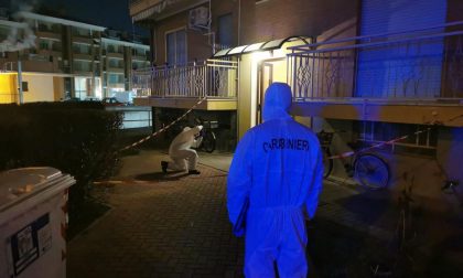 Tragedia a Carmagnola, uomo uccide moglie e figlio di 5 anni e si getta dal balcone | VIDEO