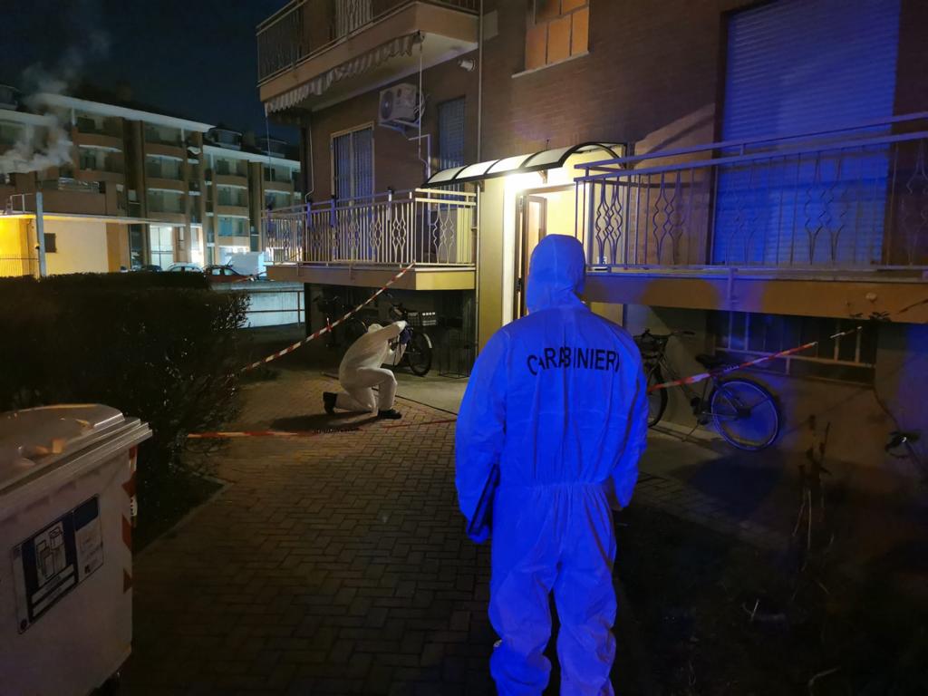 Tragedia a Carmagnola, uomo uccide moglie e figlio di 5 anni e si getta dal balcone | VIDEO