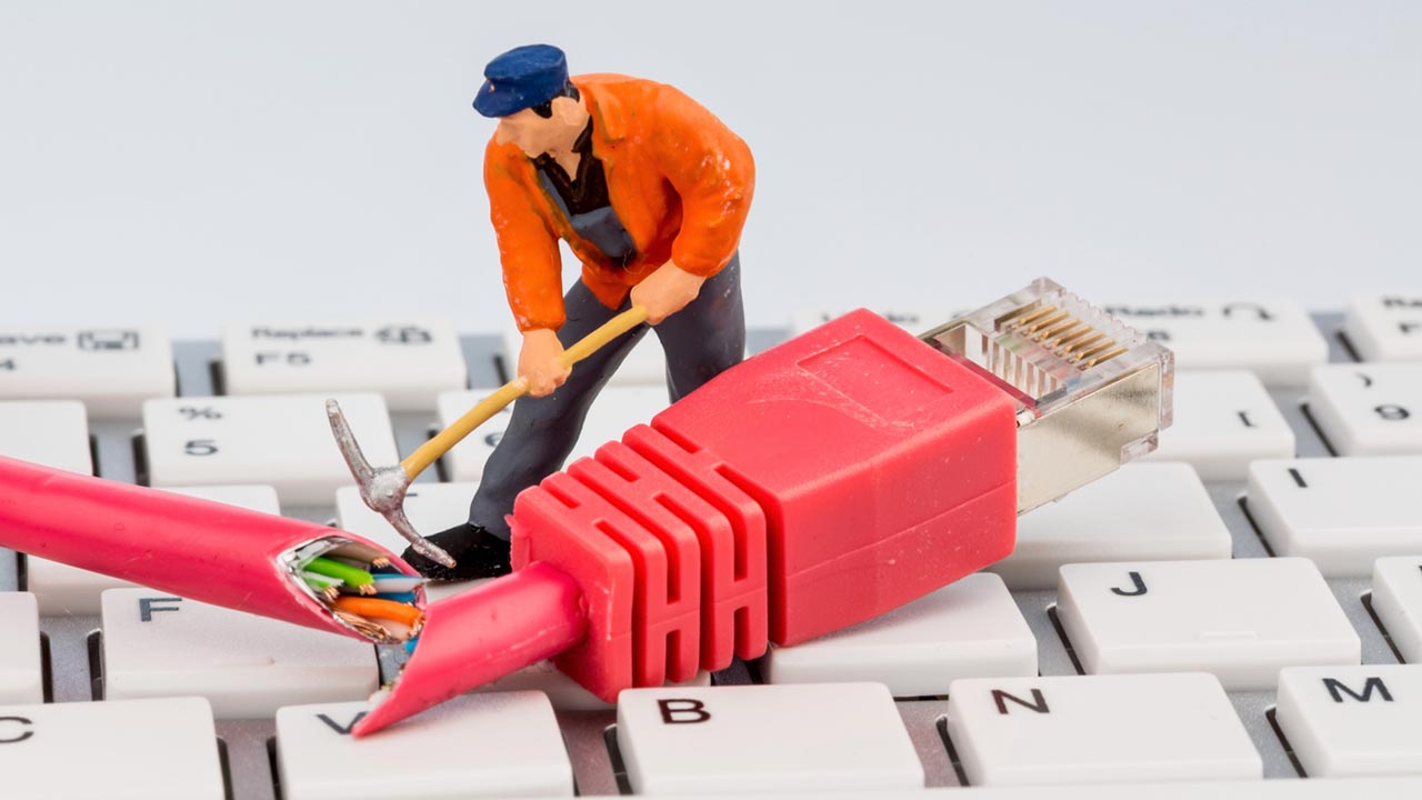 Operai tranciano cavo Telecom, cittadini senza internet e telefono