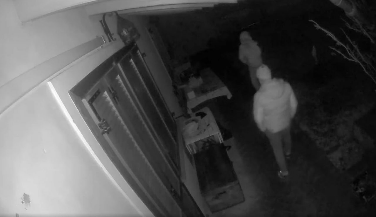 Ladri in perlustrazione ripresi dalle telecamere di un’abitazione