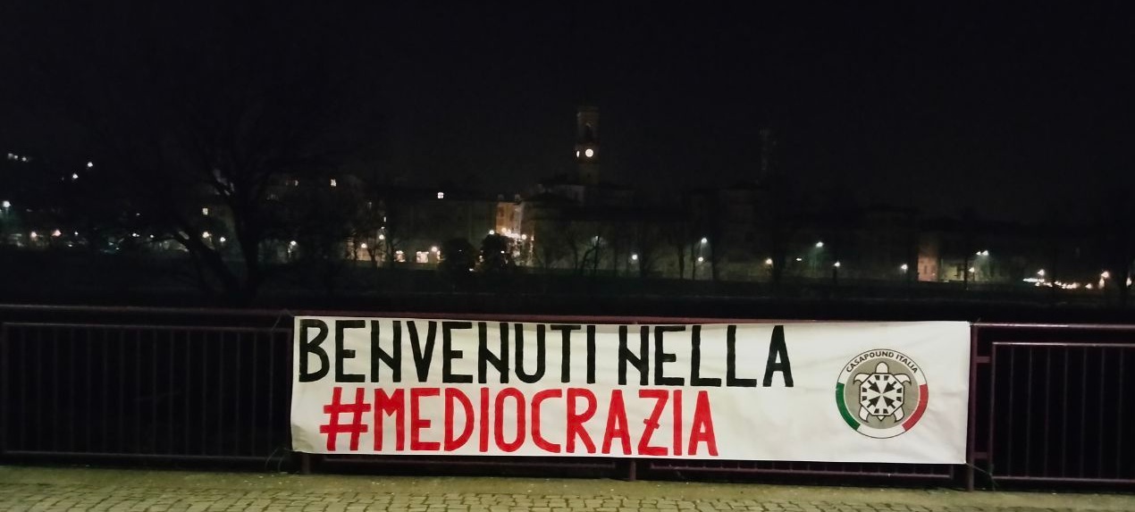 Striscioni di CasaPound anche in Canavese: “Benvenuti nella mediocrazia”