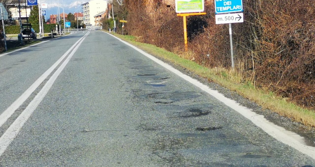 Provinciale 460 piena di buche e di rattoppi: la protesta degli automobilisti