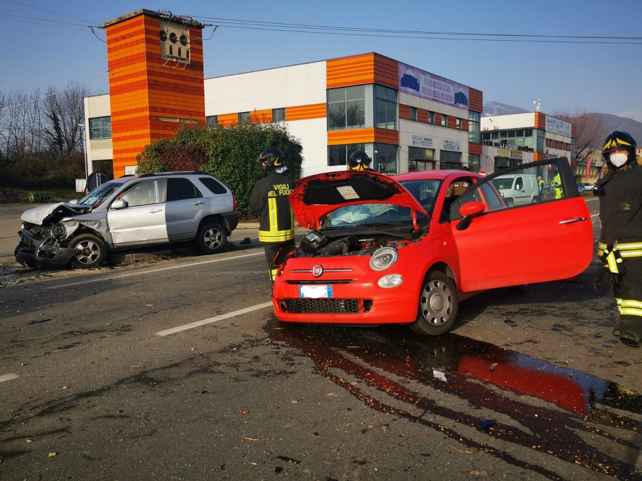Schianto sulla 460, coinvolte due auto e un pullman gtt