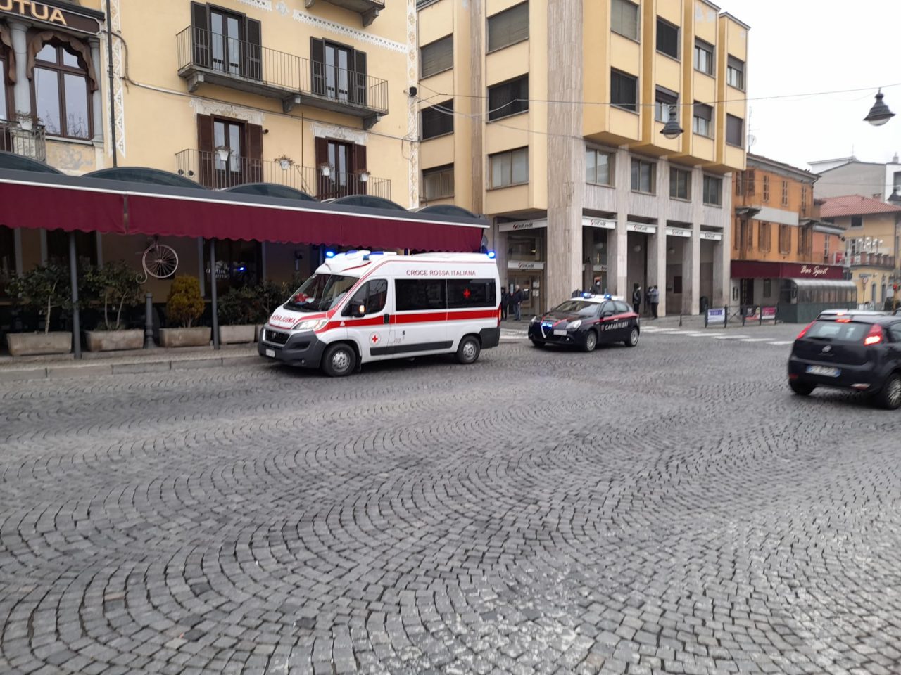 Crea scompiglio al bar, parte la chiamata al 112, uomo portato via in ambulanza
