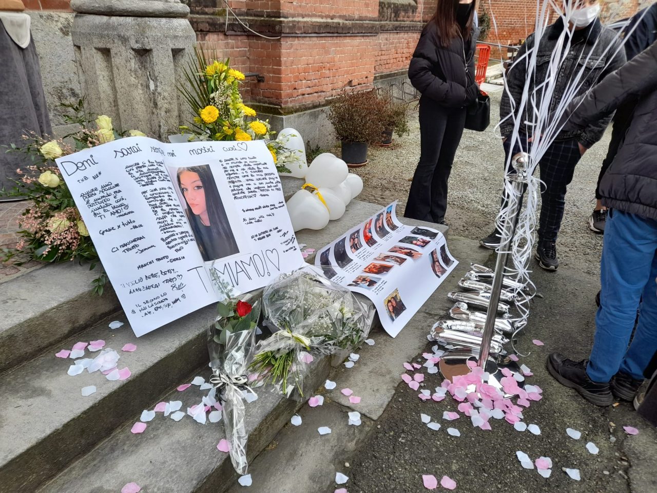 L’ultimo saluto a Denisa, palloncini colorati e foto dei momenti felici per ricordare la 15enne