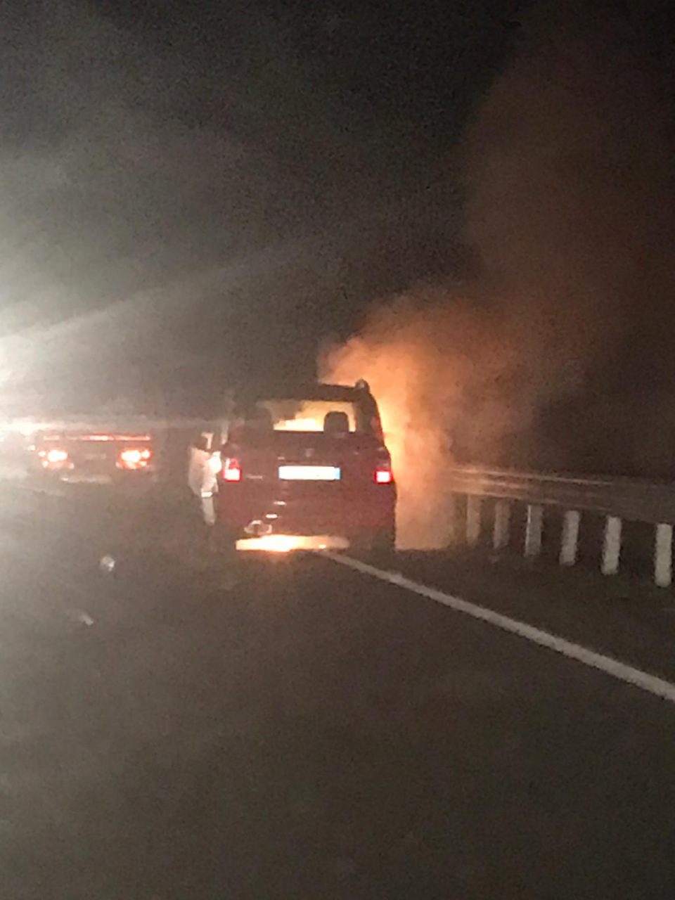 Auto in fiamme durante la marcia, paura sulla 460