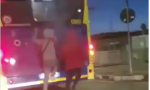 Ragazzi viaggiano aggrappati all'autobus... un gioco pericolosissimo