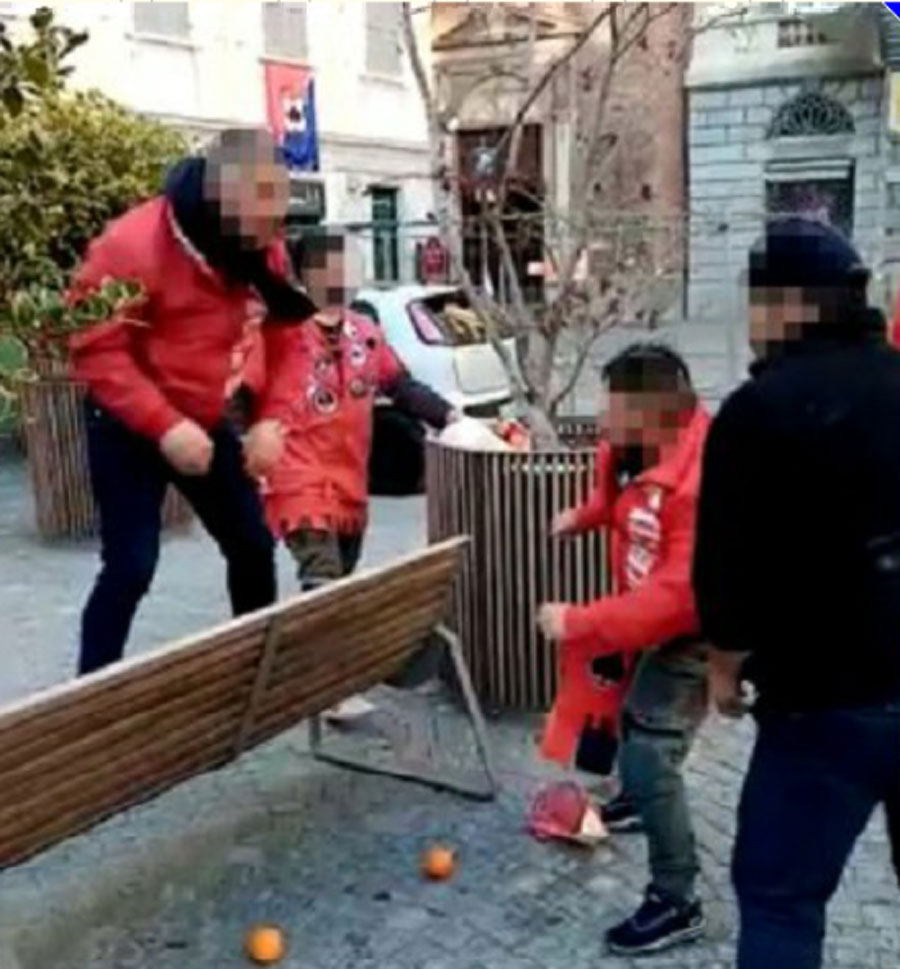 Carnevale di Ivrea 2021, la battaglia (abusiva) delle arance in piazza di Città | VIDEO