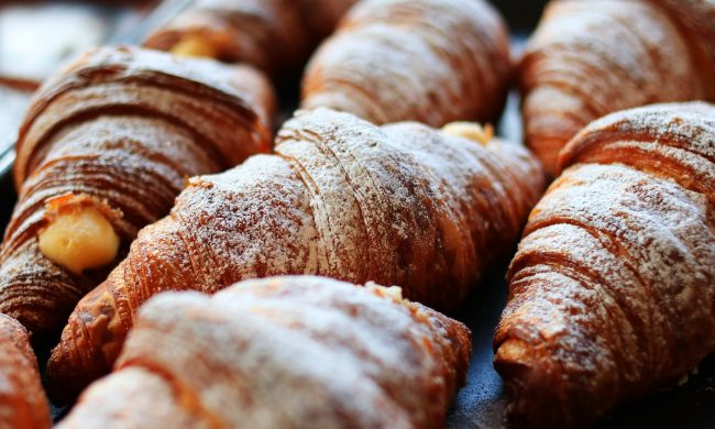 Bar degli orrori: brioches mal conservate e scarsa igiene