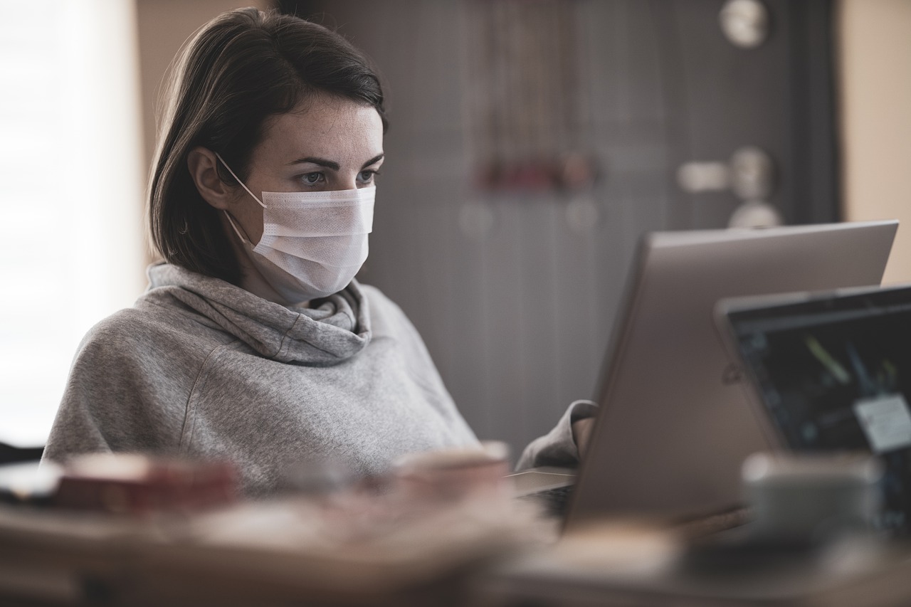 Contagi Covid sul lavoro dimezzati in Piemonte
