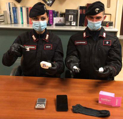 Ai domiciliari per droga continua a spacciare