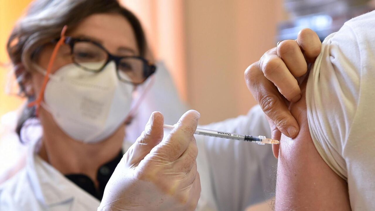 Terza dose sì o no? Cosa dicono gli esperti e come si sta organizzando il mondo