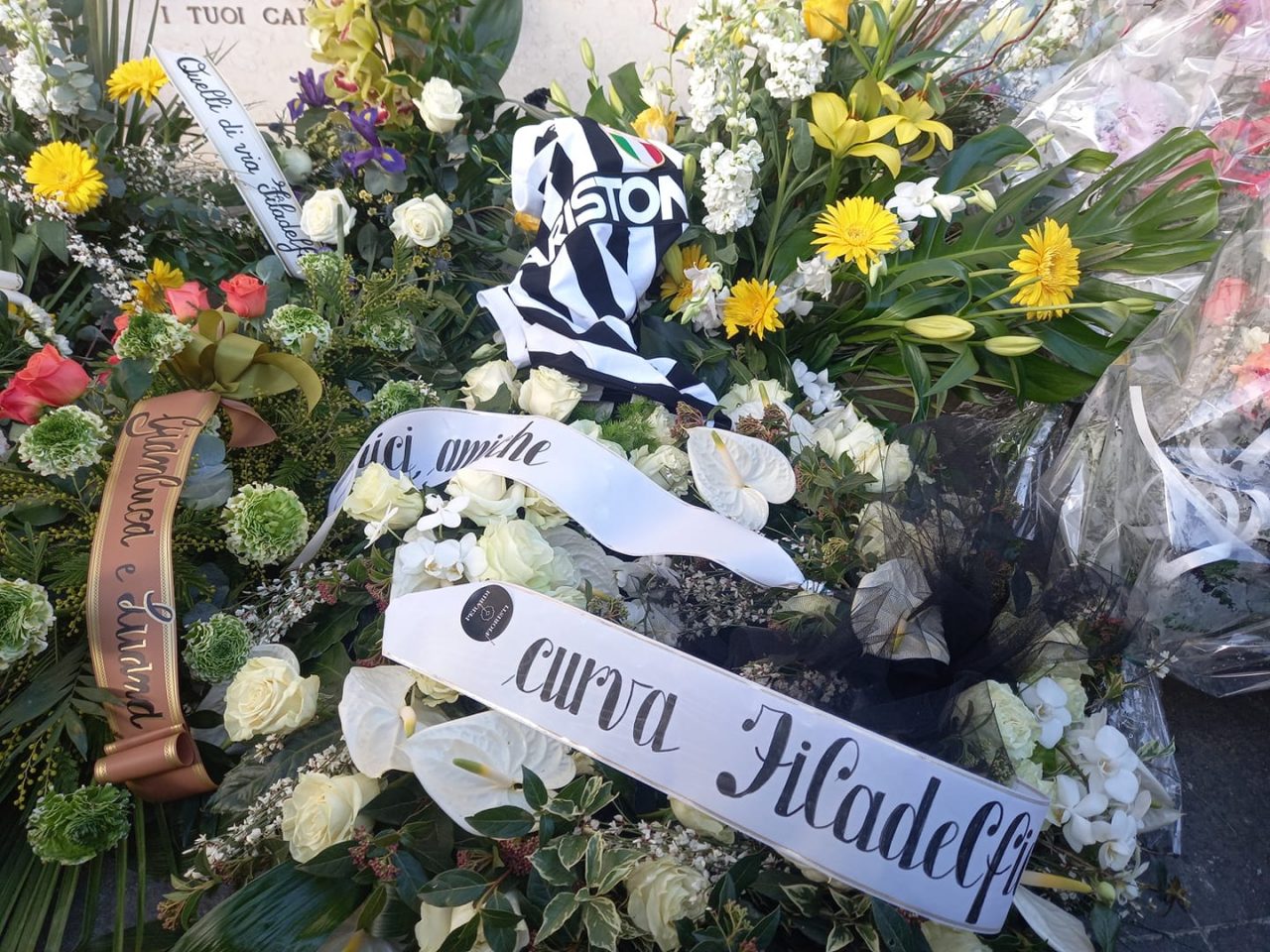 Bandiere, fumogeni e tifosi bianconeri per salutare Franco Calosso