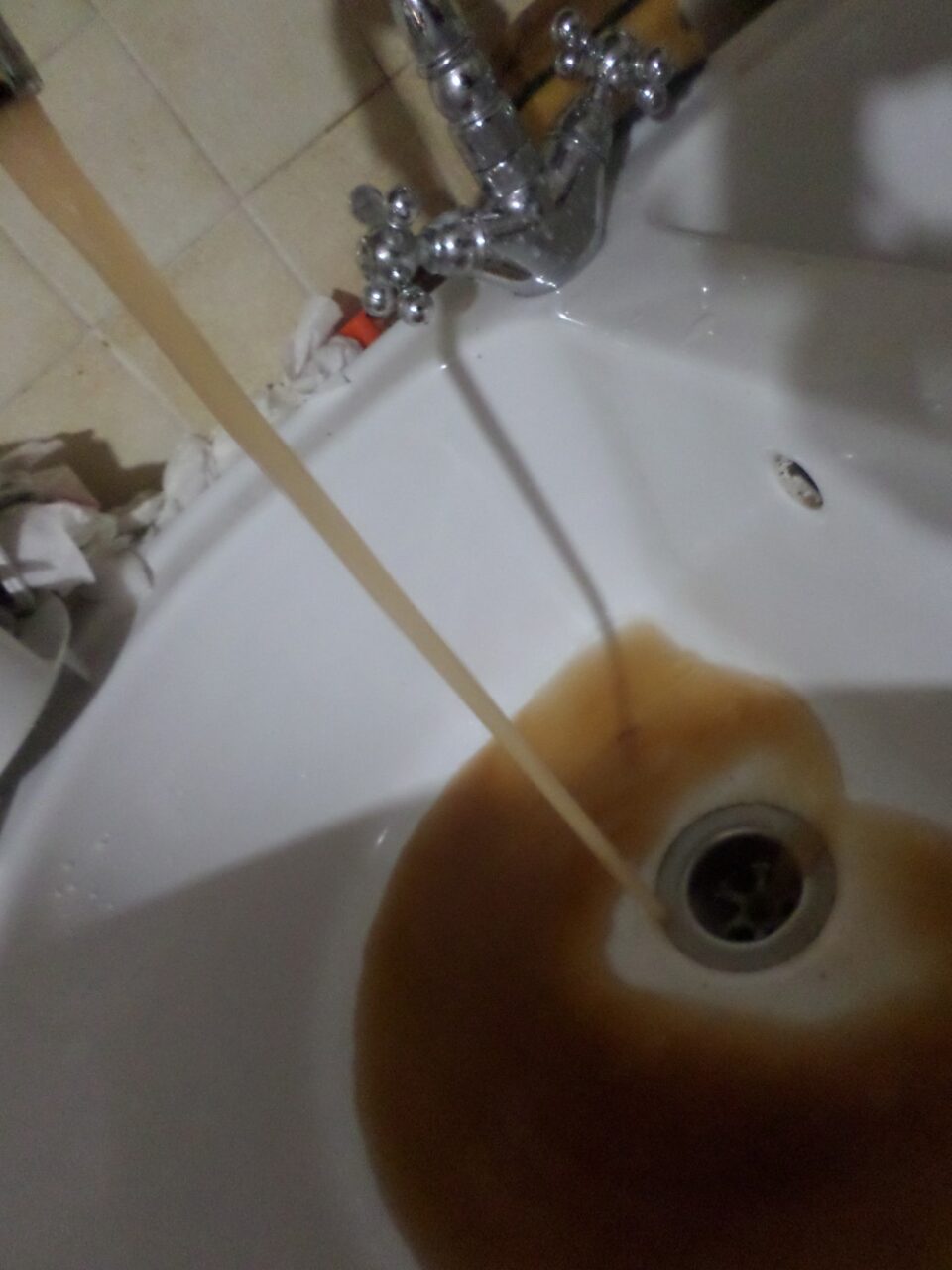 Acqua sporca dai rubinetti di Leini, Smat spiega il perchè