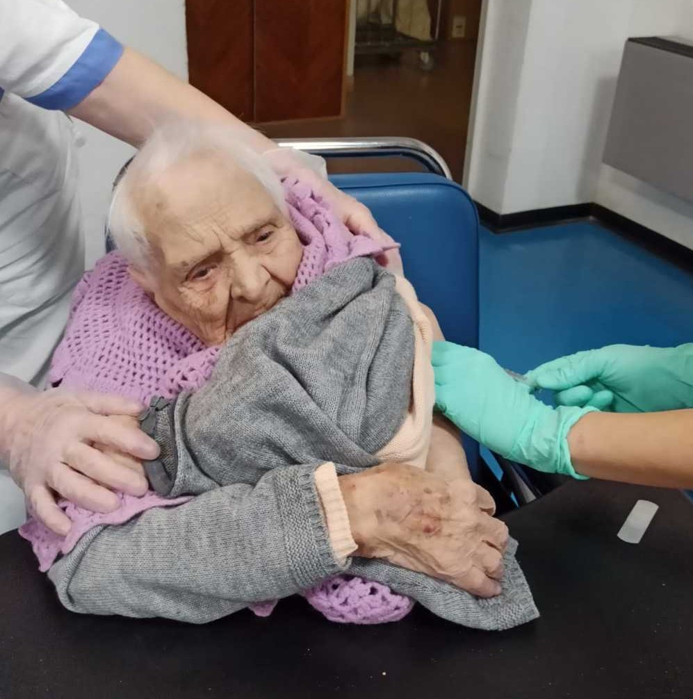 La signora Ofelia vaccinata a 105 anni