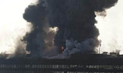 Impressionante incendio all'ex palazzo uffici di Fiat Engeneering a Torino