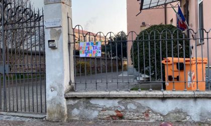 Genitori protestano contro la DAD a Ivrea, la dirigente fa togliere i cartelloni