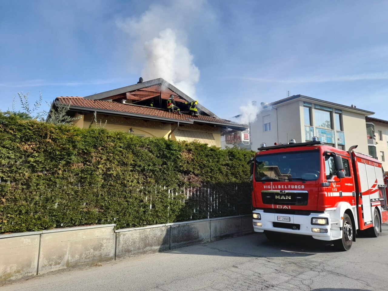 Tetto a fuoco a Castellamonte in via Brezzi