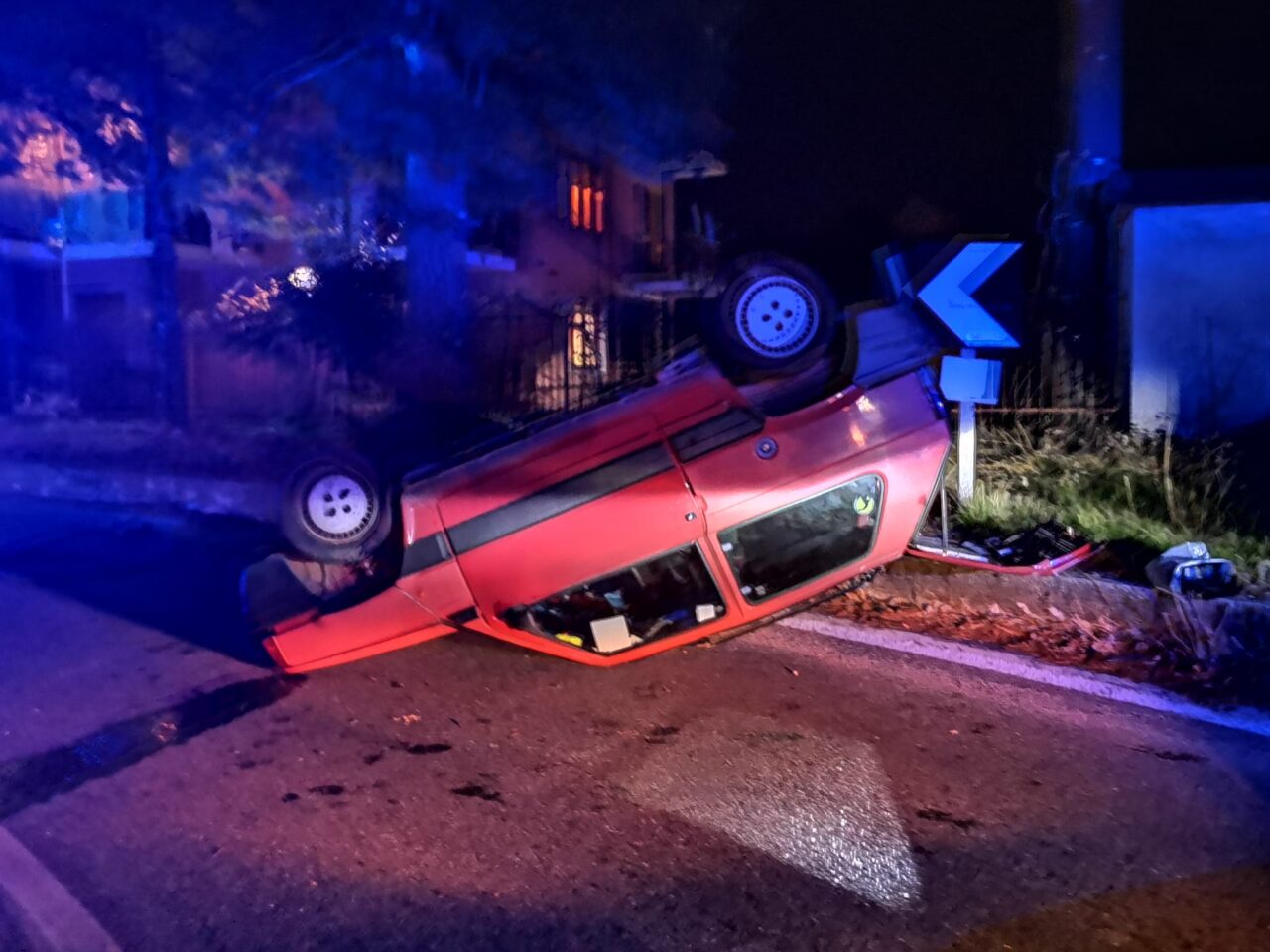 Perde il controllo dell’auto e si ribalta in curva
