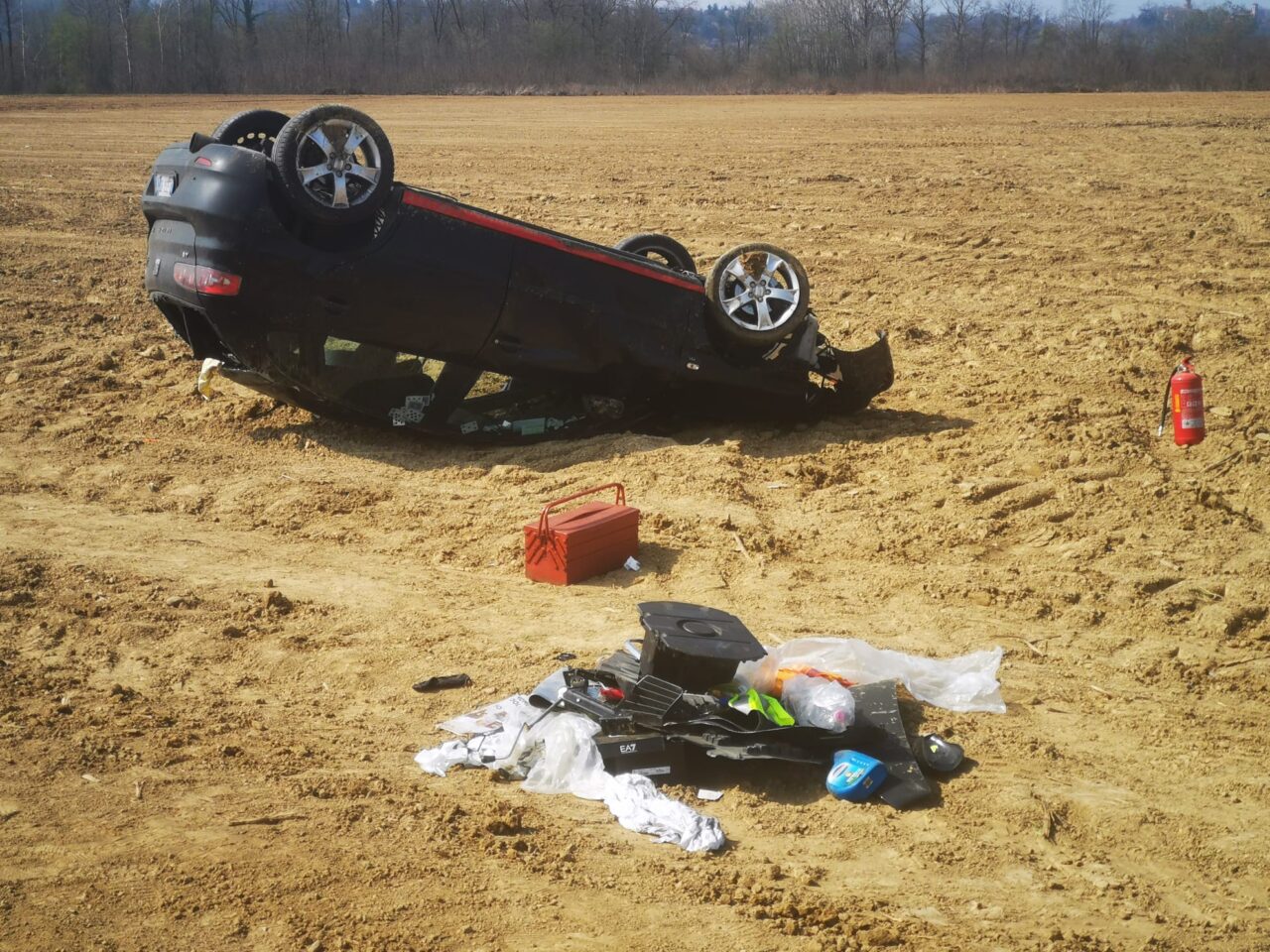 Con l’auto si ribalta in un prato