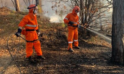 In fiamme i boschi tra Rocca e Levone