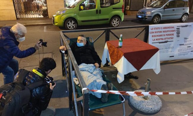 Barista si ammanetta al dehors: “Lo Stato ci abbandona con ristori insufficienti”