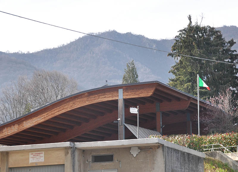 Rubati i Tricolori: erano l’omaggio per i morti di Covid