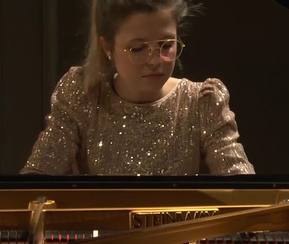 Al piano Federica Bertot ha ammaliato gli ascoltatori