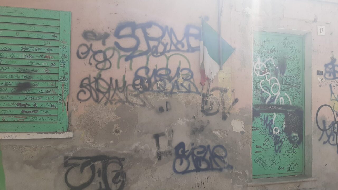 Bruciata bandiera alla sede del gruppo Alpini