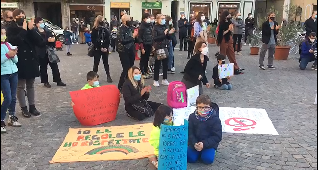 Flashmob dei genitori in piazza Ottinetti a Ivrea contro la DAD