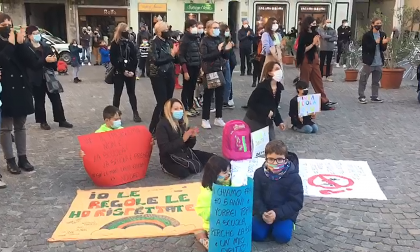 Flashmob dei genitori in piazza Ottinetti a Ivrea contro la DAD