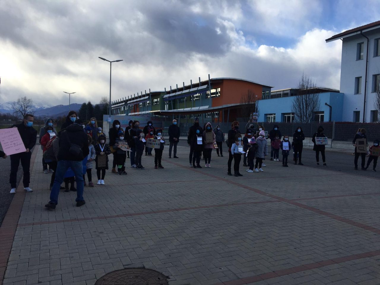 Manifestazione contro la DAD a Rivarolo: presente anche il sindaco