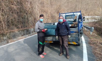 Volontari al lavoro per ripulire le scarpate del torrente Malesina dai rifiuti abbandonati