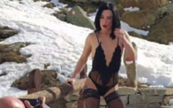 Gli scatti della pornostar sul lago di Ceresole, Sabrina Ice: “Quello che cercavo non c’era più” | FOTO