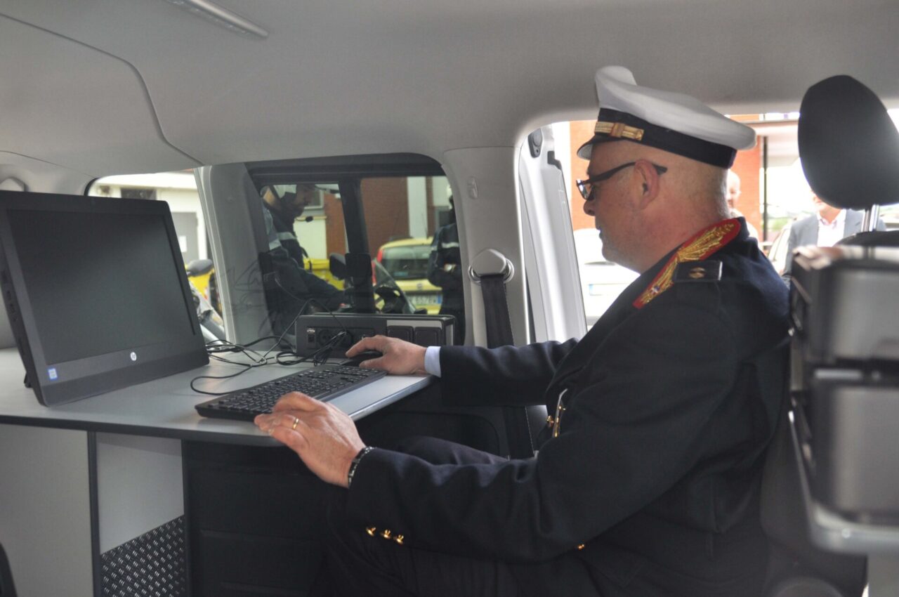 Gettavano rifiuti: multa da 500 euro