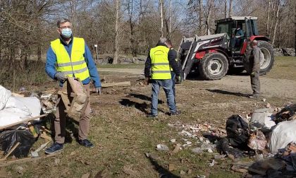 Sindaco e volontari puliscono il paese dai rifiuti abbandonati