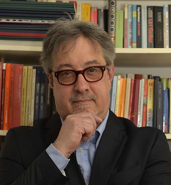 Consigliere comunale di Corio regala libri a biblioteca e associazioni