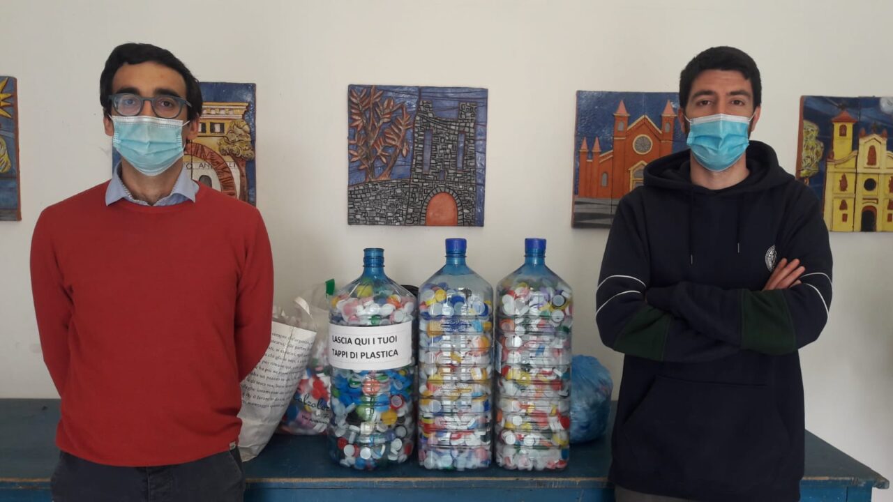 Un tappo al giorno  la biblioteca  di Castellamonte confeziona  un best-seller della solidarietà