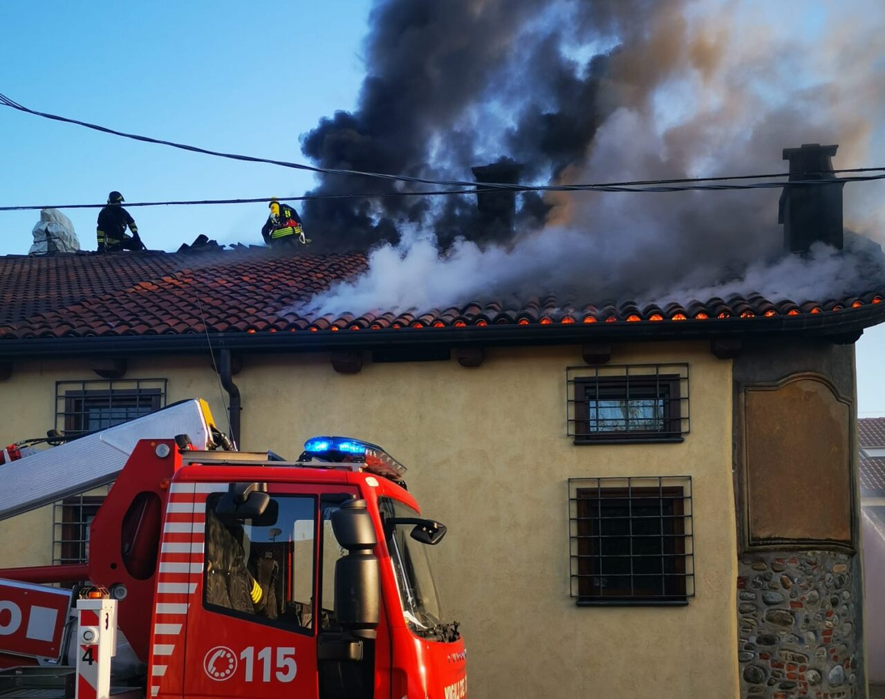 Incendio a Favria: famiglia evacuata